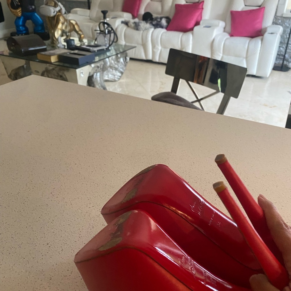 Christian Louboutin - Picture 4 of 4